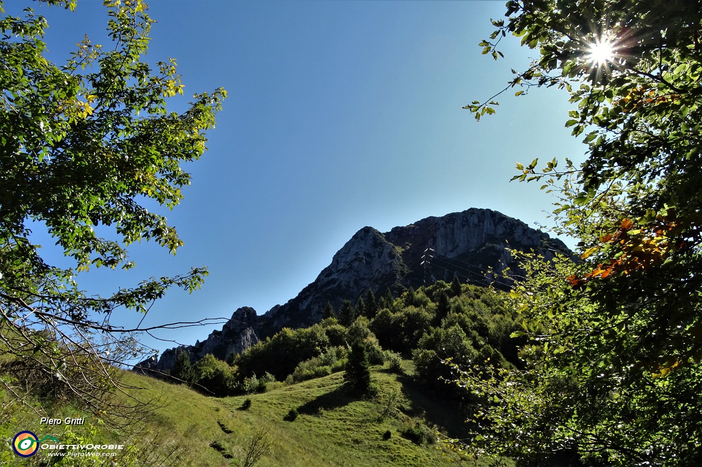 21 Passo Baciamorti (1541 m) con Venturosa.JPG